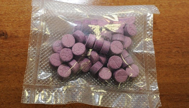 Uhićena dva dilera u Splitu, imali su pola kilograma speeda i tablete ecstasyja