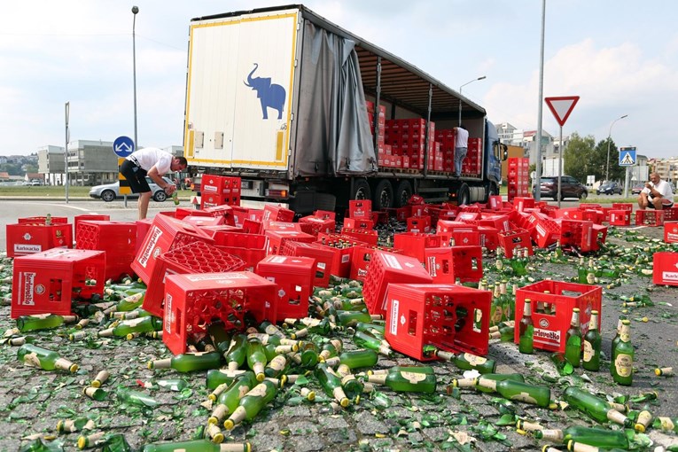 FOTO Iz kamiona u Karlovcu ispalo sedamdesetak gajbi piva