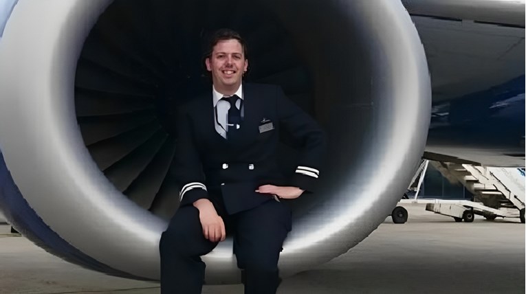 Britanski pilot prije leta šmrkao kokain s gole žene. Hvalio se pa dobio otkaz