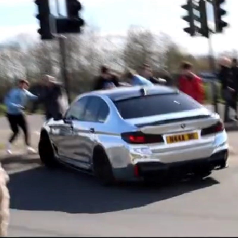 VIDEO BMW-om pokušao driftati pa pomeo publiku i polomio im noge