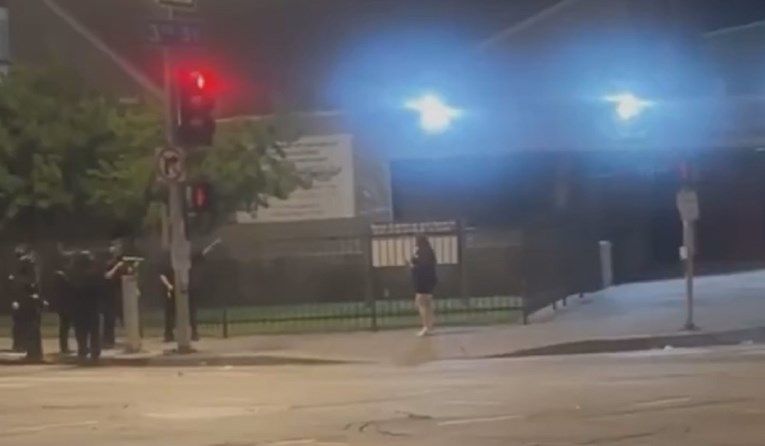 Širi se snimka: "Policija u LA-u gumenim metkom pogodila ženu, samo je htjela kući"