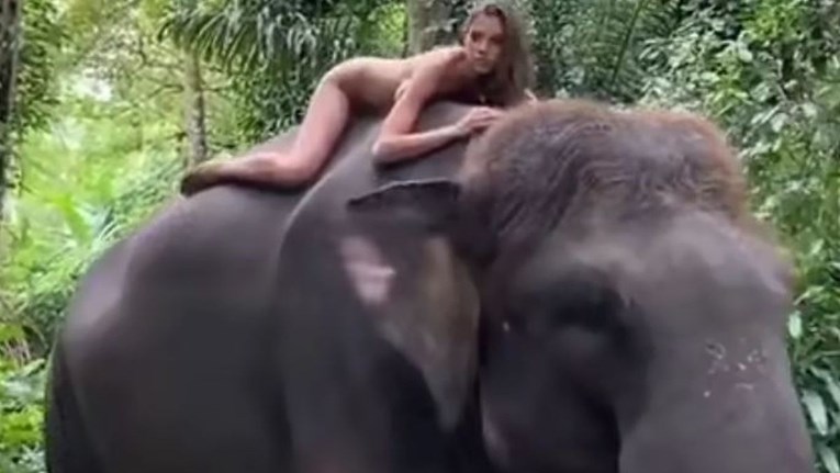 Instagramuša za lajkove pozirala gola na ugroženoj vrsti slona: "Volim životinje"