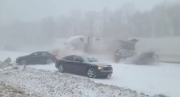 VIDEO U prometnoj nesreći tijekom snježne oluje u SAD-u sudjelovalo 25 auta i kamiona