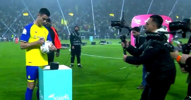 Ronaldo je ispucavao lopte po tribini, onda je ugledao djevojčicu i oduševio navijače