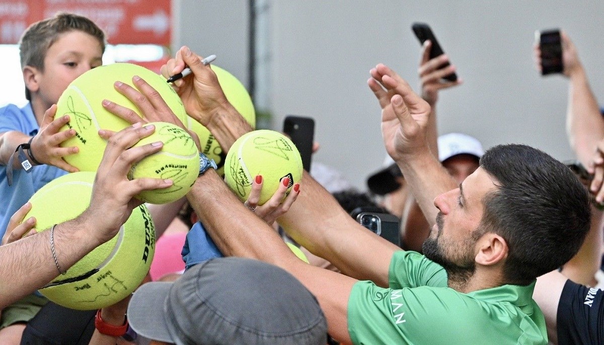 VIDEO Đoković ljutit otišao nakon što ga je navijač pogodio velikom lopticom u glavu