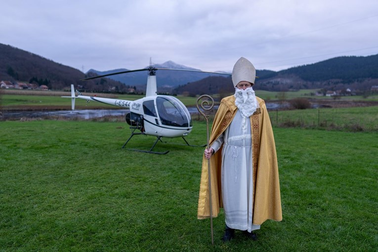 Sveti Nikola helikopterom sletio kod Otočca i obradovao starije i nemoćne