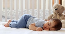 Stavljanje bebe na spavanje u ovom položaju može biti iznimno opasno