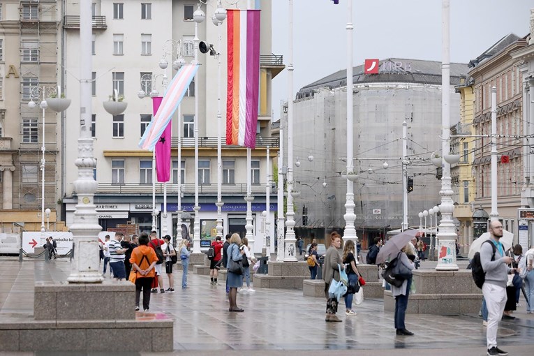 FOTO Na Trgu bana Jelačića zastave, na Zrinjevcu klupa duginih boja