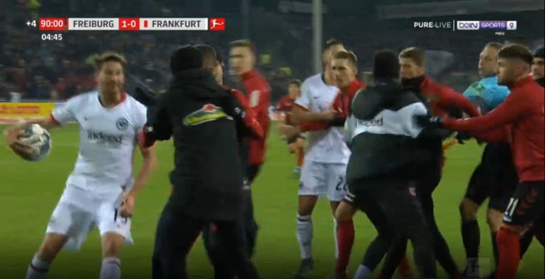 Igrač Eintrachta u trku srušio protivničkog trenera i izazvao kaos na terenu