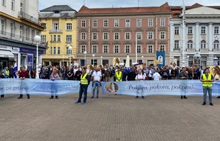 VIDEO Muškarci kleče i mole na Trgu bana Jelačića. Prosvjednici puštaju glasnu glazbu