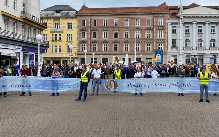 VIDEO Muškarci kleče i mole na Trgu bana Jelačića. Prosvjednici puštaju glasnu glazbu