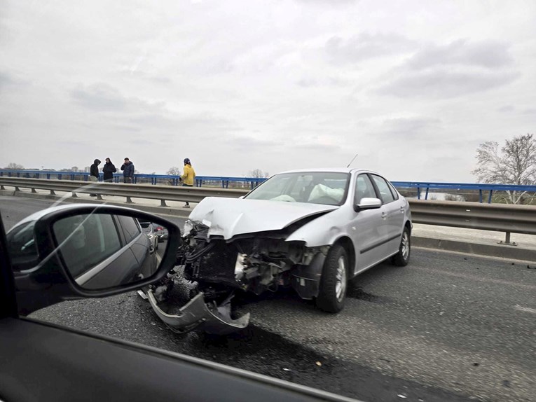 Prometna na najprometnijem mostu u Zagrebu. Auto slupan, stvorila se kolona