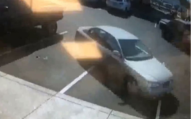 Netko mu je udario auto na parkingu, nadzorna snimka otkrila što se dogodilo