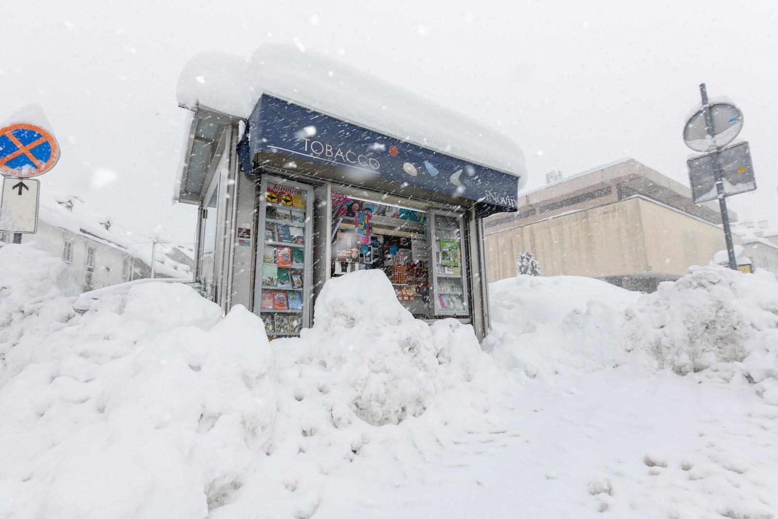 Fotografija dana: Kiosk u Gospiću otvoren iako je zameten snijegom