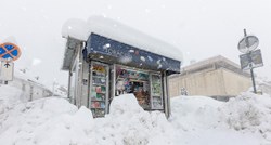 Fotografija dana: Kiosk u Gospiću otvoren iako je zameten snijegom