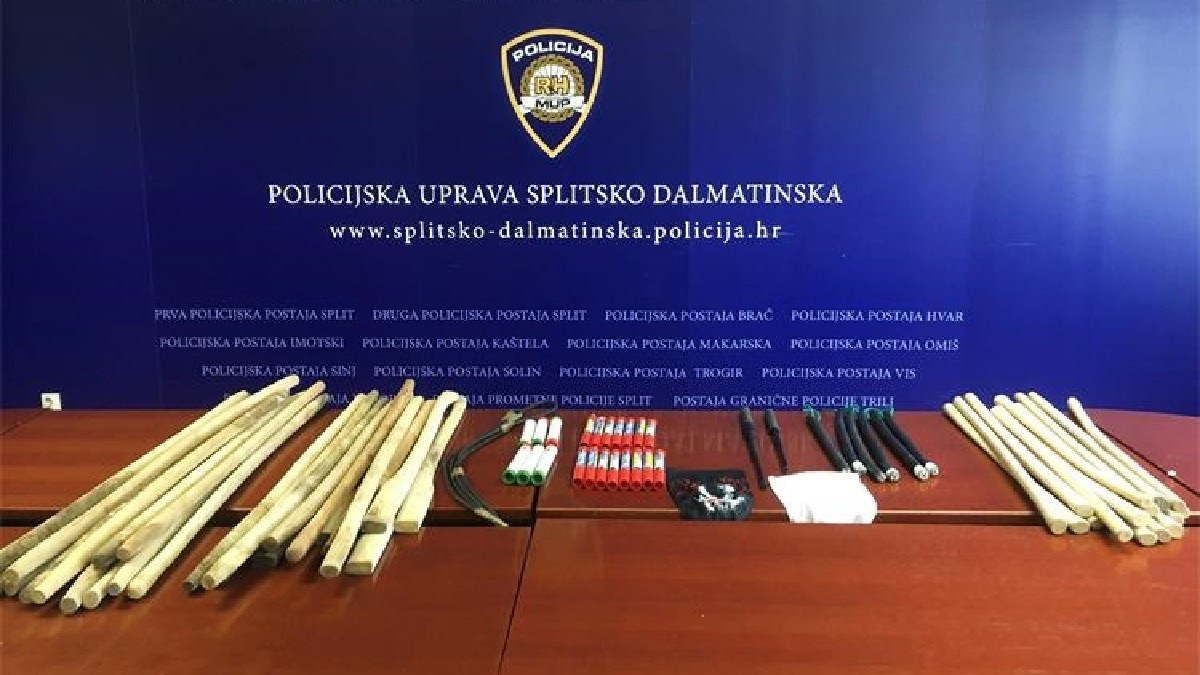 Policija u Splitu pretresla kombi navijača. Nađena hrpa palica, bengalki...