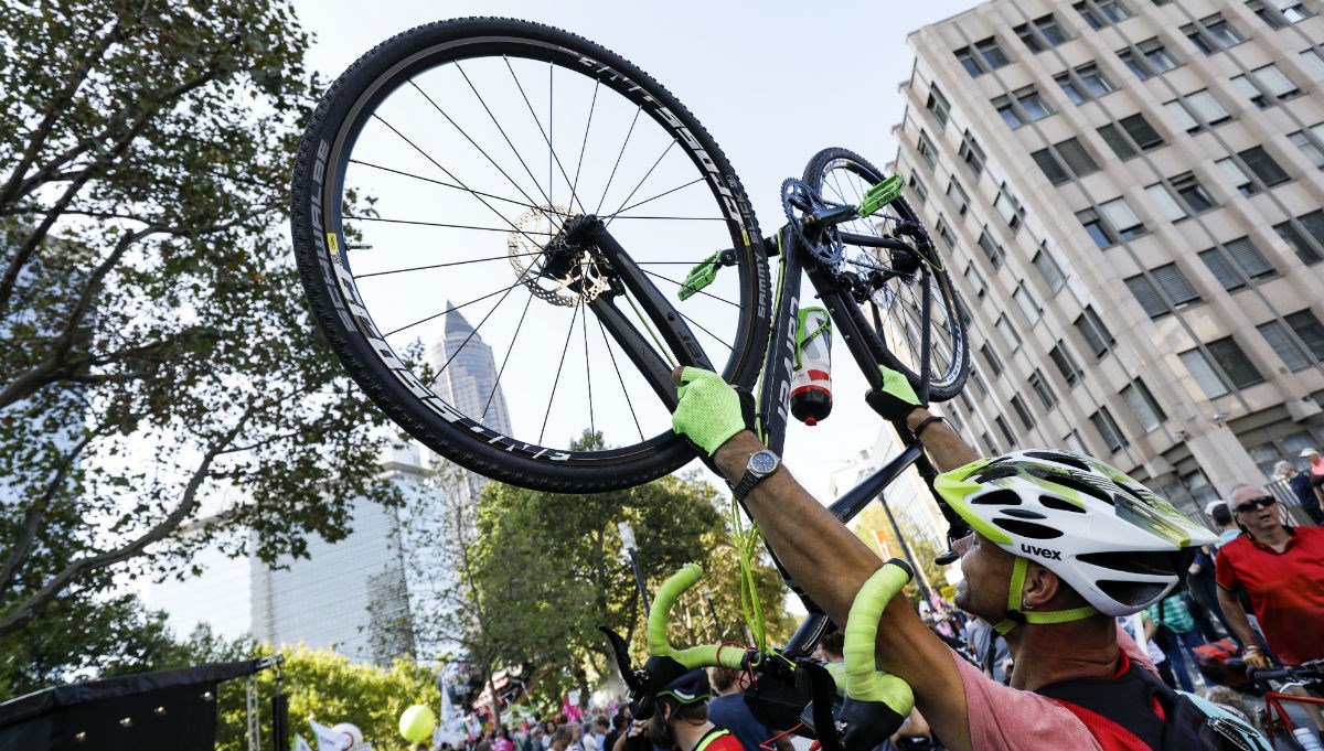 Oko 25.000 ljudi prosvjeduje na frankfurtskom auto showu, žele manje automobila