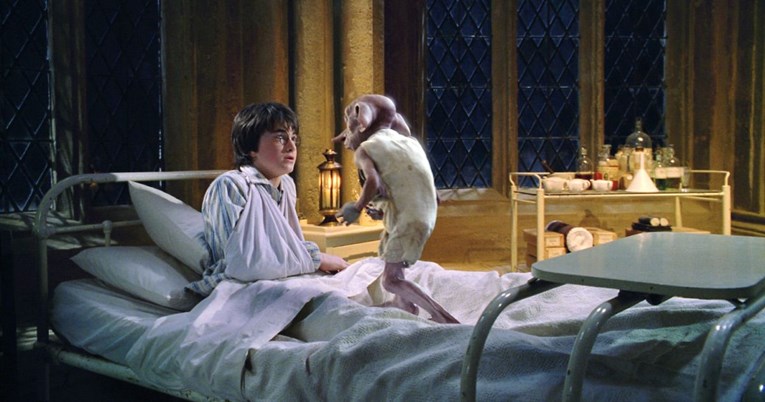 Fanovi Harryja Pottera ugrozili prirodu ostavljanjem čarapa na Dobbyjevom grobu