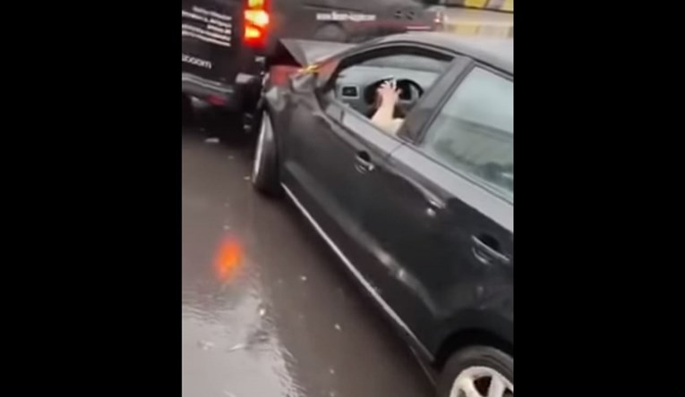 VIDEO Izazvala nesreću pa htjela pobjeći i udarila još jedno vozilo