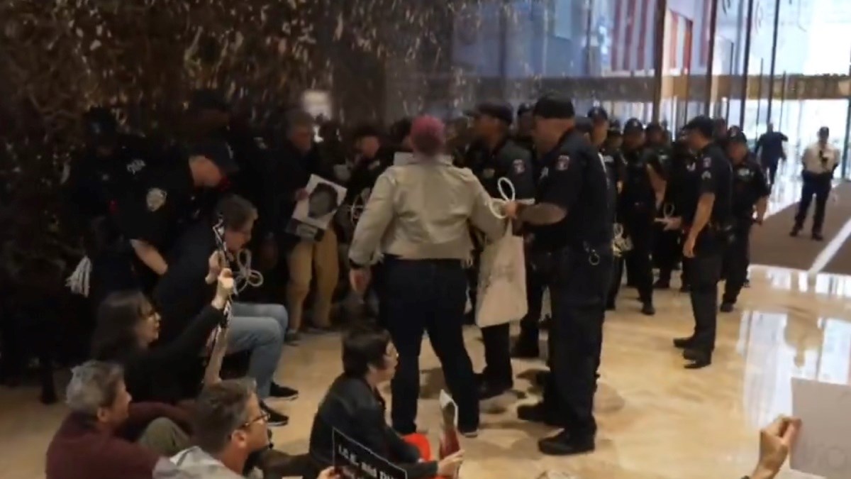 VIDEO Prosvjednici upali u Trump Tower, uhićeno ih 24