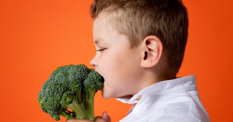 Roditelji koji odgajaju djecu koja se zdravo hrane nikad ne koriste ove četiri fraze