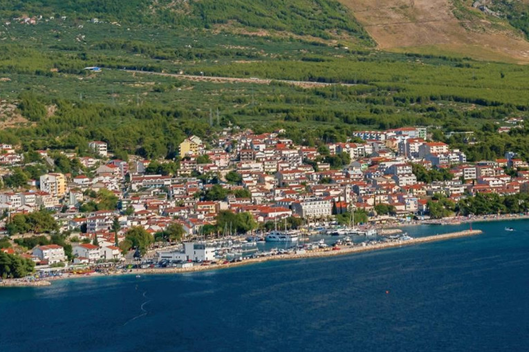 Finac pijan razbijao hotel u Dalmaciji, bacio radnika niz stepenice pa upao u kuću