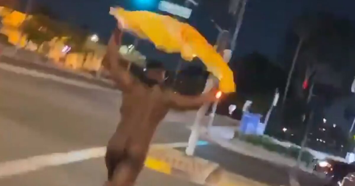 VIDEO Navijač Lakersa trčao Los Angelesom ogrnut samo u klupsku zastavu