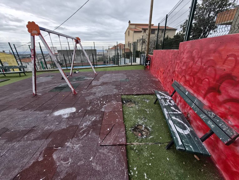 U Solinu razbijali novo igralište. Gradonačelnik: Žalosno je u što se pretvaramo