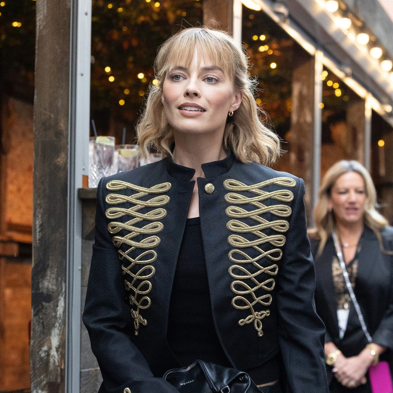 Margot Robbie pokazala zategnut struk u ultra niskim hlačama