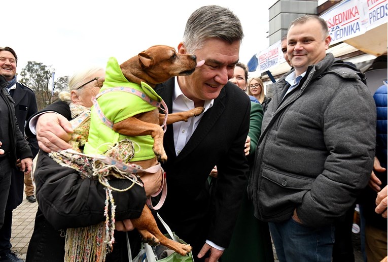 Pas u Čakovcu jako se razveselio Milanoviću, lizao ga po licu