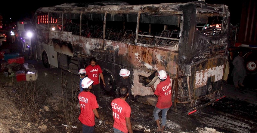 Nakon sudara auta i busa u Alžiru izbio požar. Izgorjele 34 osobe