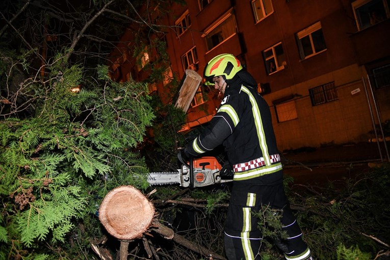 Vatrogasci imali 128 intervencija zbog vremena. Lokaliziran požar kod Trogira