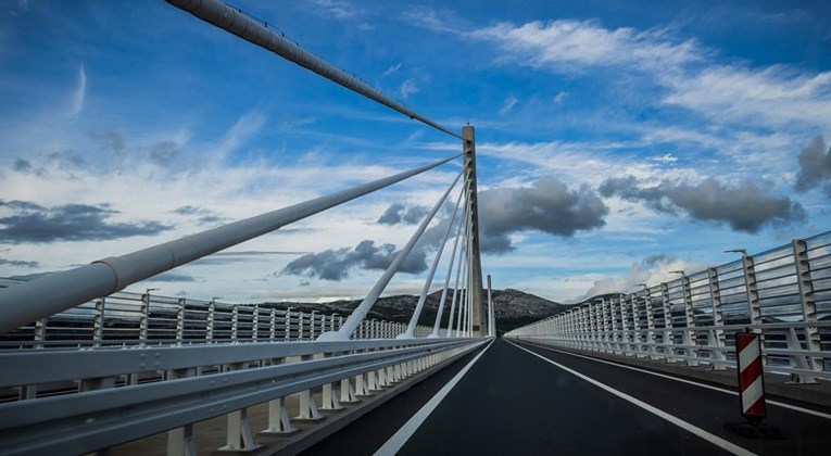 Ukrajinac vozio Pelješkim mostom u kontra smjeru pa se okretao gdje ne smije
