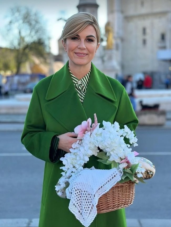 Kolinda Grabar-Kitarović na Uskrs privukla pažnju u upečatljivom zelenom kaputu