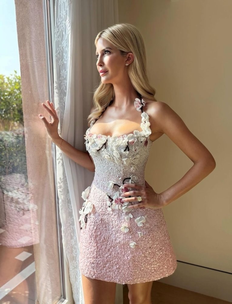 "Prekrasna": Ivanka Trump odabrala cvjetnu haljinu za svadbu Bezosa i Sánchez