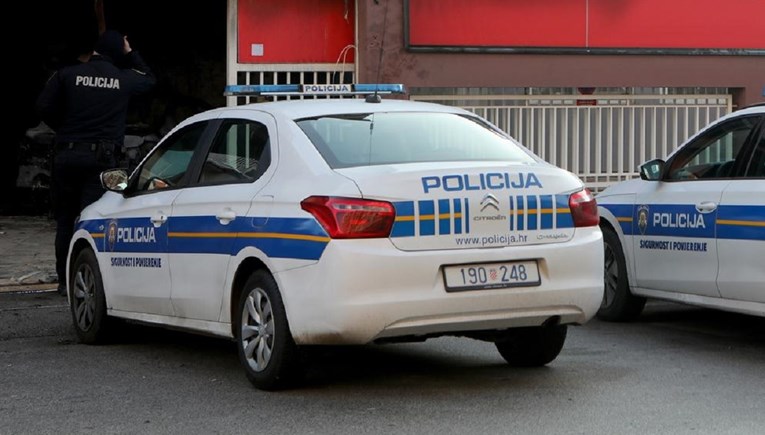 Policajac koji je 2021. šmrkao kokain u autu na Plitvicama osuđen na 2 i pol godine