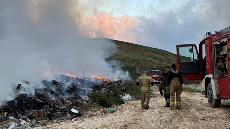 FOTO Od sinoć gori na Karepovcu, zapalila se veća količina glomaznog otpada