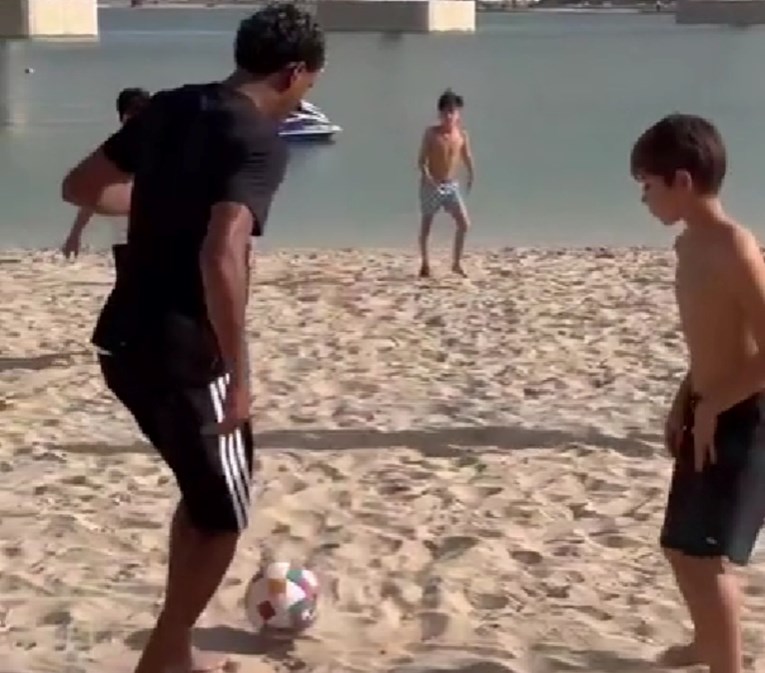 VIDEO Djeca pitala Yamala da zaigra nogomet s njima. Snimka igre je viralna