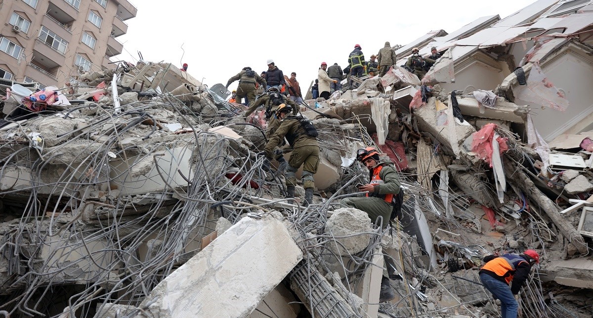 Promatrao kako spasioci iz ruševina izvlače njegove roditelje, brata i tri sestre