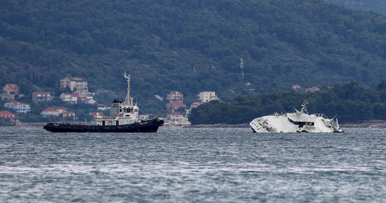FOTO Katamaran koji je sinoć počeo tonuti trenutno pluta zadarskim kanalom