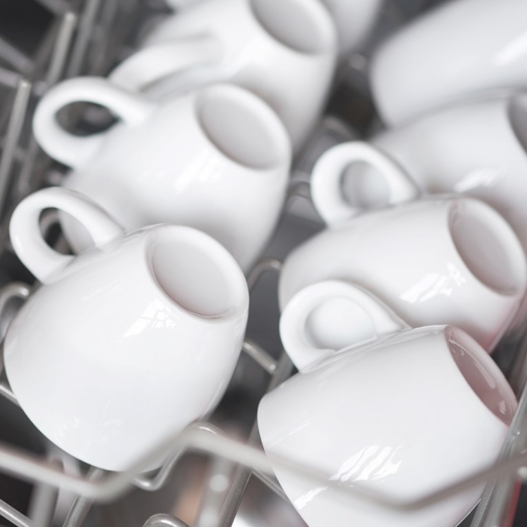 Genijalan trik za slaganje posuđa u perilicu koji ste trebali znati ranije