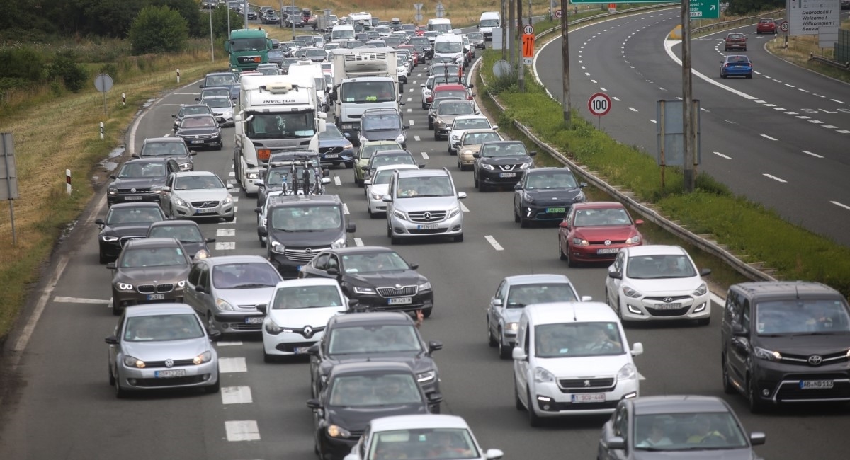 Ogromne kolone na autocesti u smjeru mora, na mjestima su duge po 10 kilometara