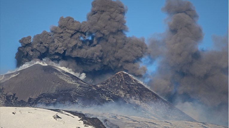 Erupcija Etne stvorila probleme u zračnom prometu na jugu Italije