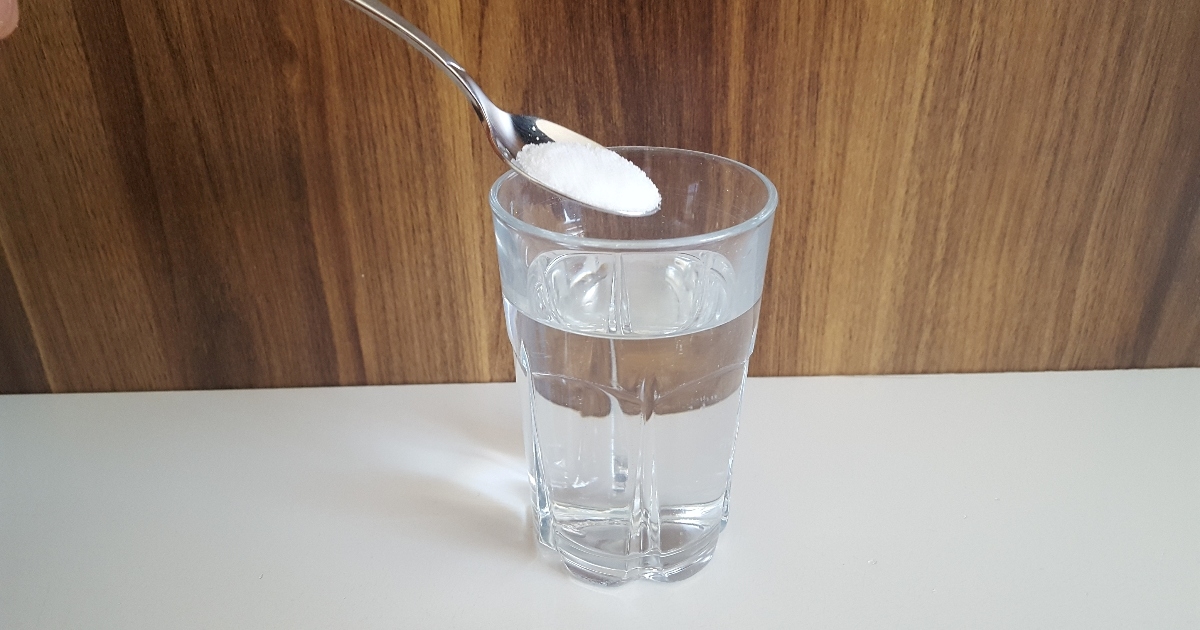 Ljudi dodaju sol u vodu nadajući se boljoj hidrataciji i probavi. Ima li to smisla?