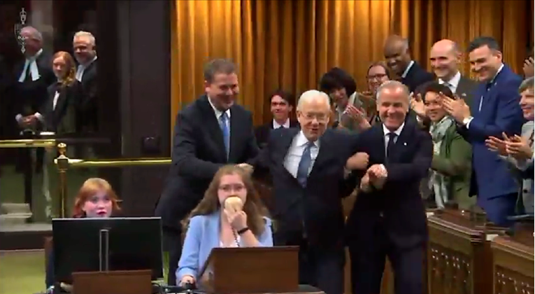 VIDEO Kanadski premijer i vođa oporbe "dovukli" šefa parlamenta do njegove stolice