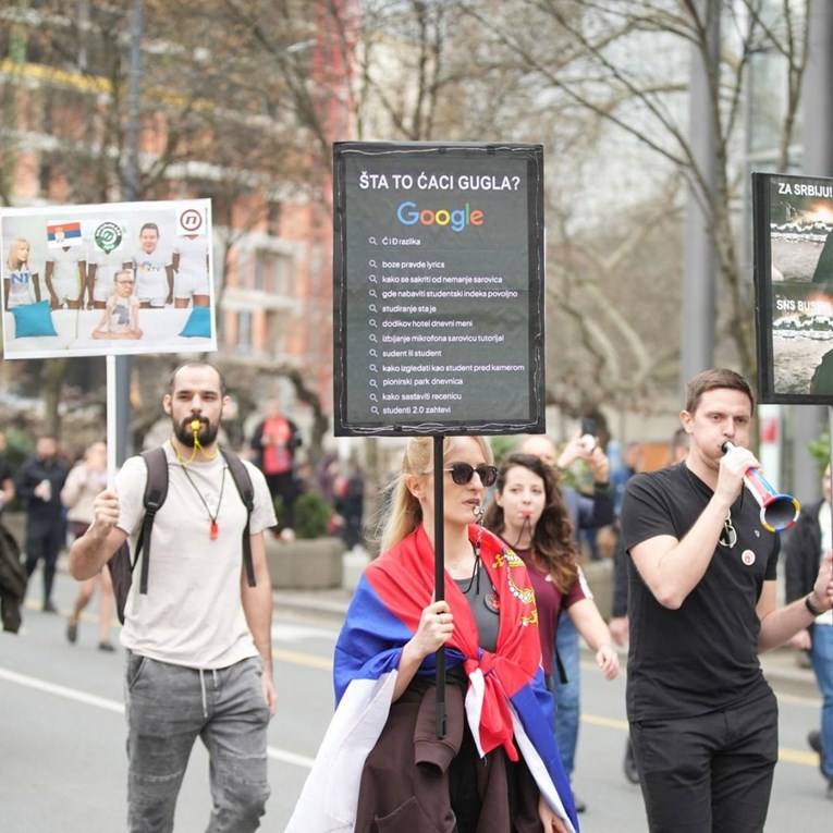 "Šta to ćaci gugla?": Natpis studentice na prosvjedu u Beogradu je hit