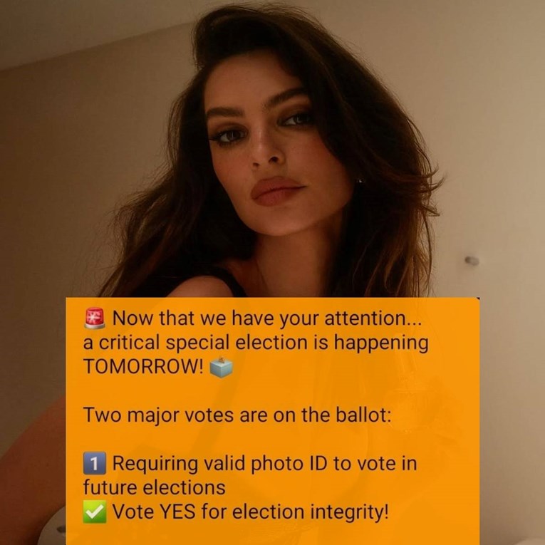 Desničari zatrpali američke glasače fotkama Emily Ratajkowski u badiću