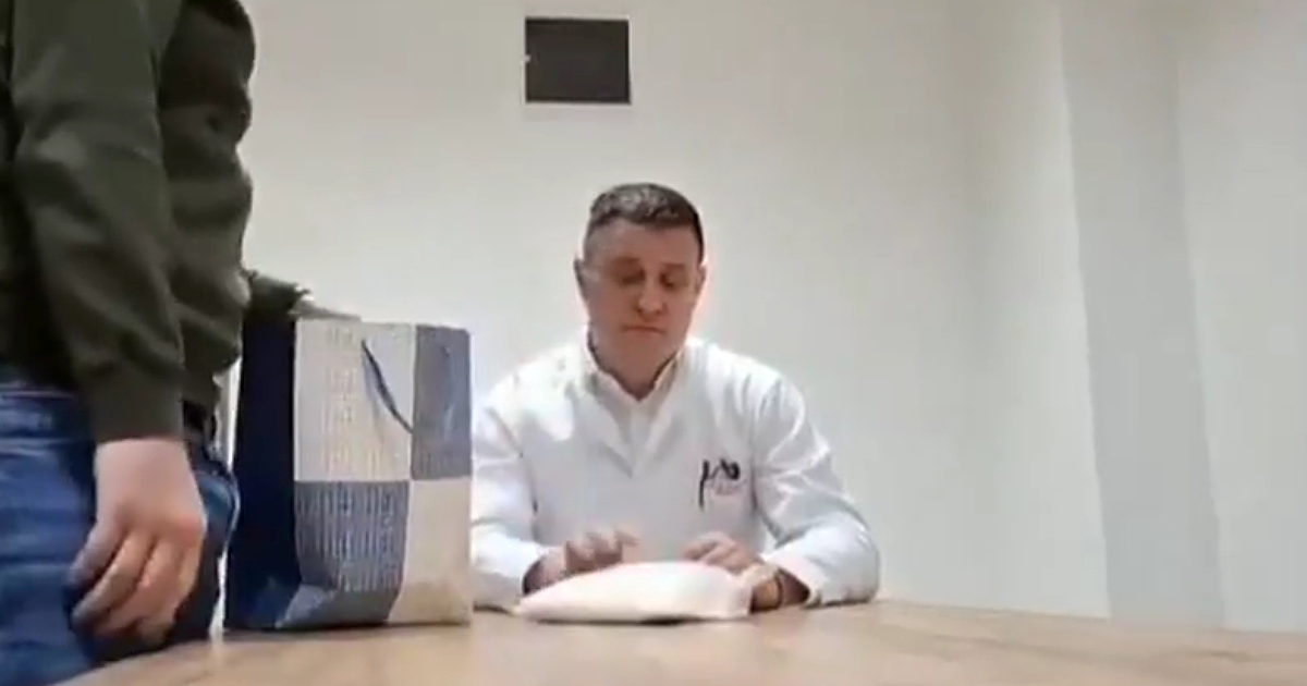 VIDEO Dodikov čovjek snimljen s vrećicom s bijelim prahom