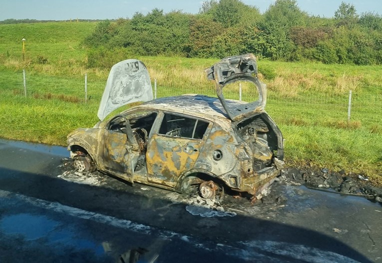 FOTO Potpuno izgorio auto na autocesti A1