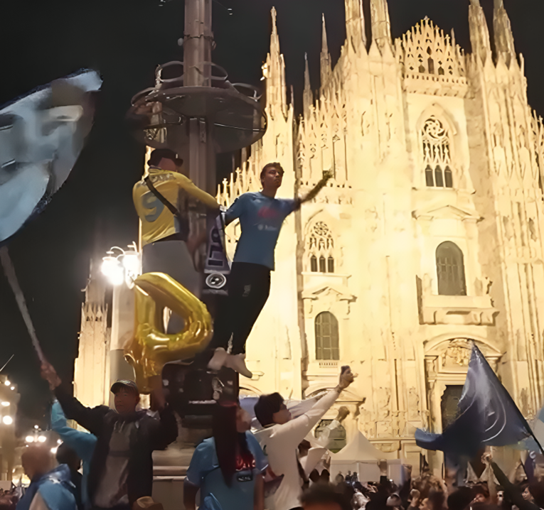 VIDEO Navijači Napolija slavili titulu usred Milana
